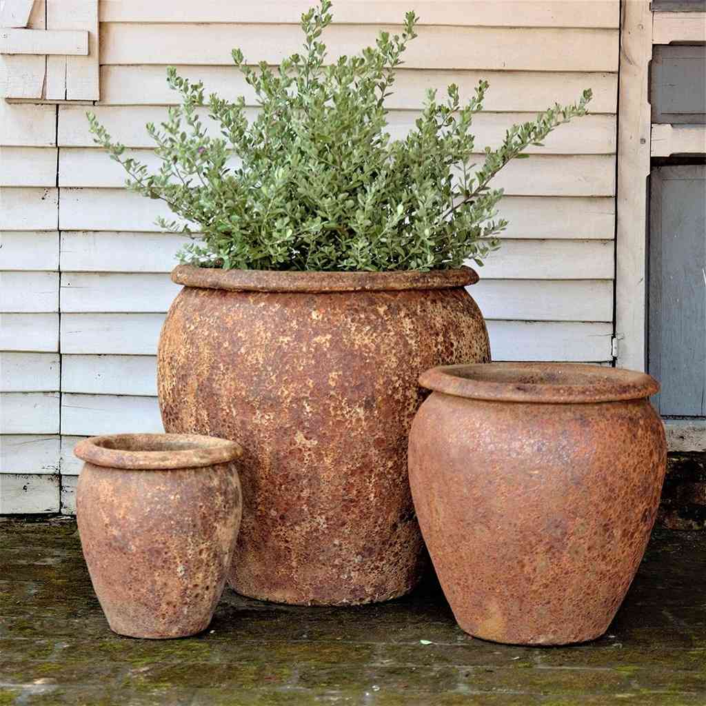Rounded, jar-like planter in unglazed rustic reddish-brown