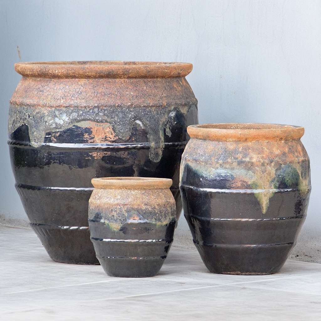 Rounded ceramic planters in glossy black, featuring a rustic brown drip rim and subtle rope-texture accents