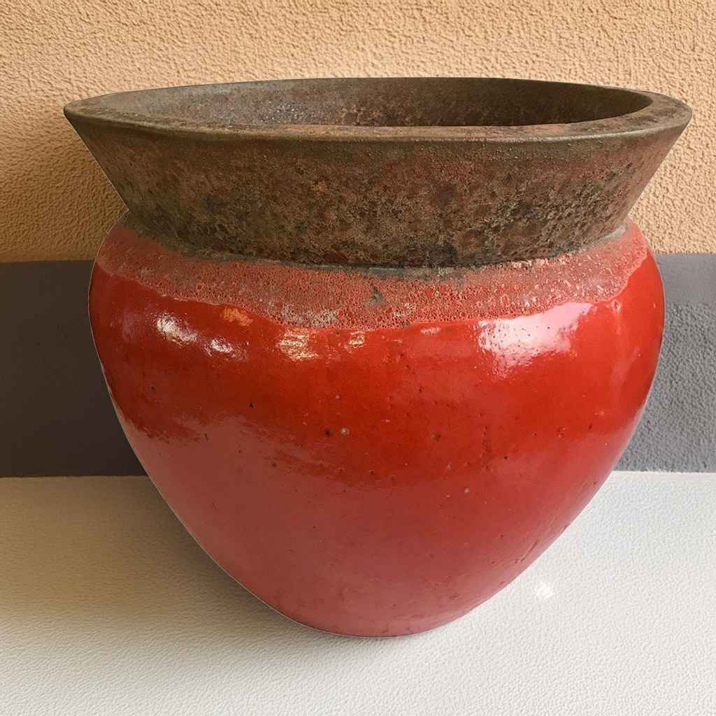 Rim planter in red with distressed wide opening