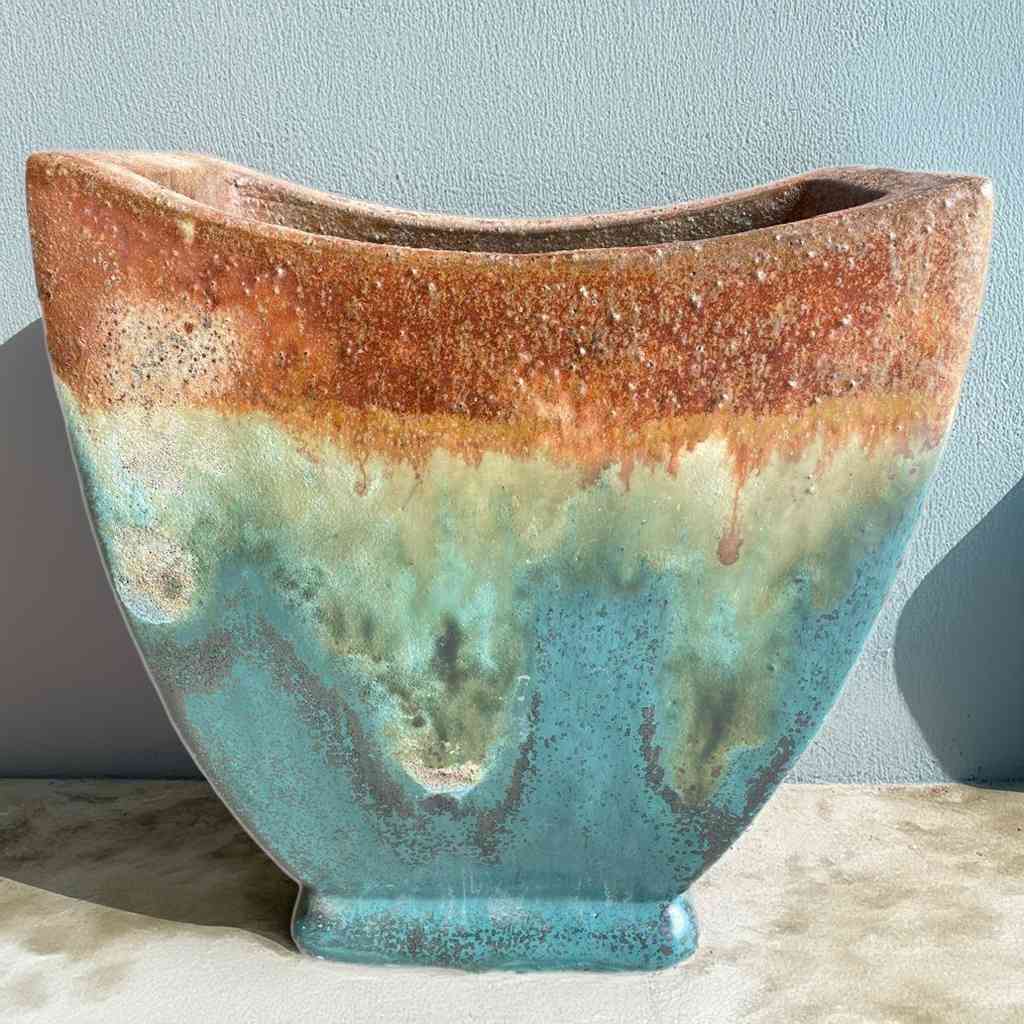 Bulk Angkor curved planters glazed in turquoise with creamy tones and volcanic-textured rim in bronze for a vibrant, earthy blend