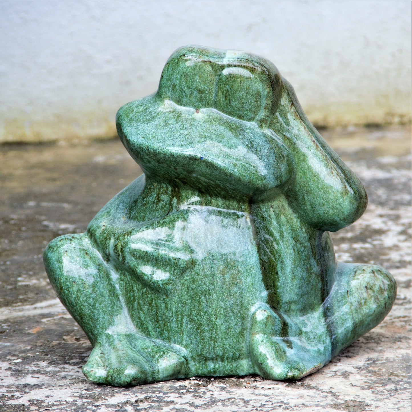 Green ceramic frog garden decor