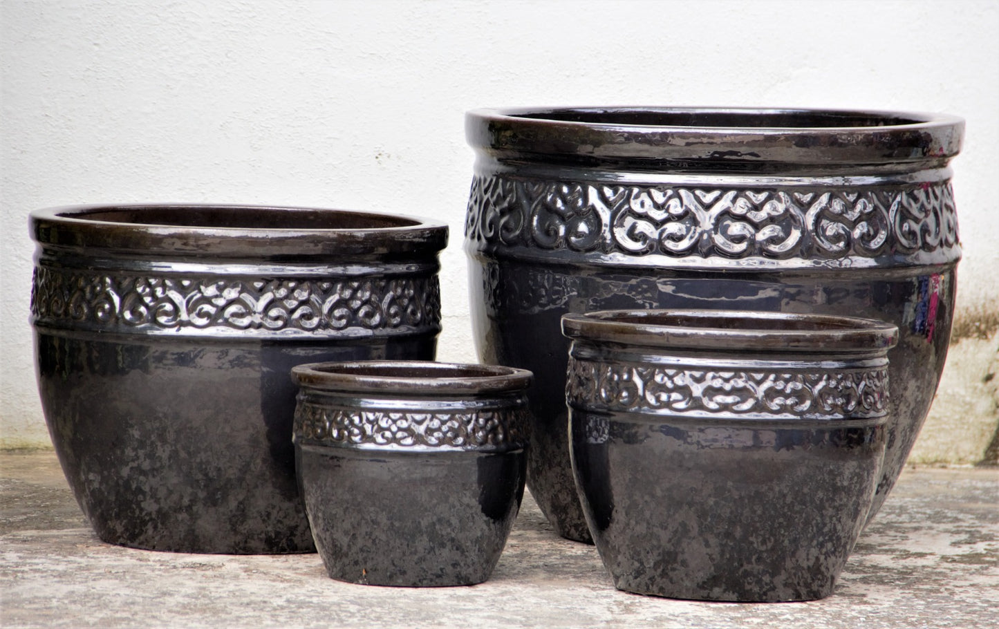 Black Wide Mouth Carved Rim Pots