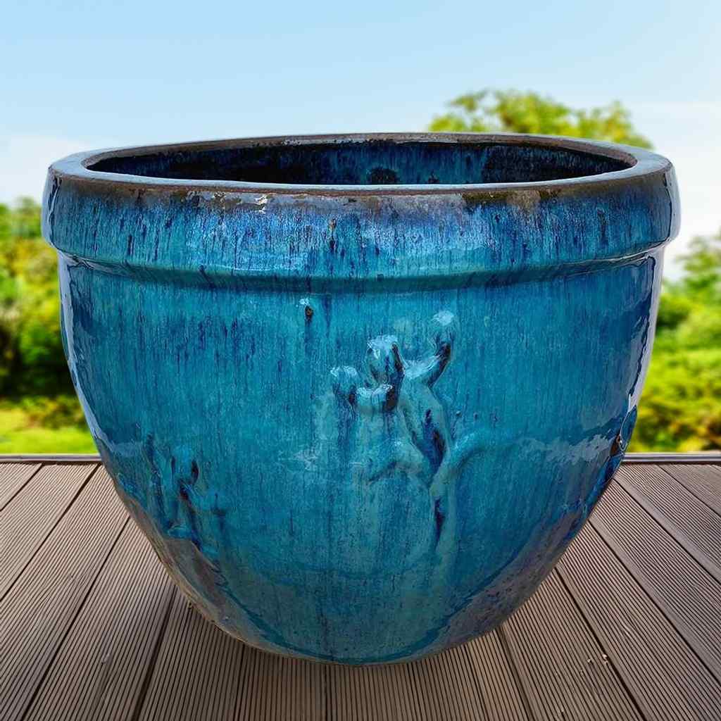 Wholesale rounded ceramic planter featuring a raised gecko design