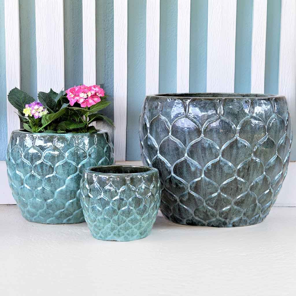 Marble green scalloped ceramic planter featuring a crackle effect glaze for a textured, vintage-inspired look