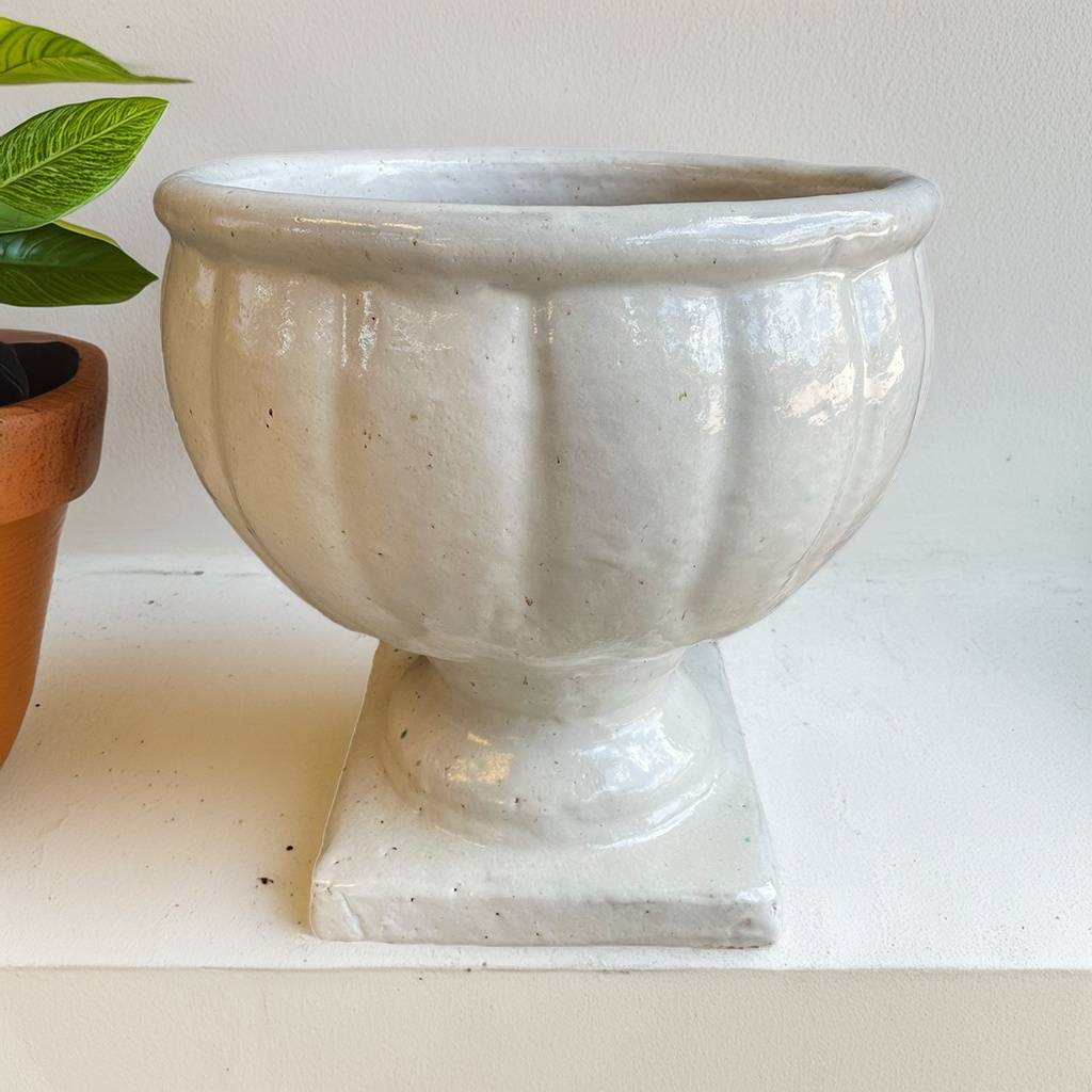 Round pedestal pot in glossy white for a clean, elegant finish