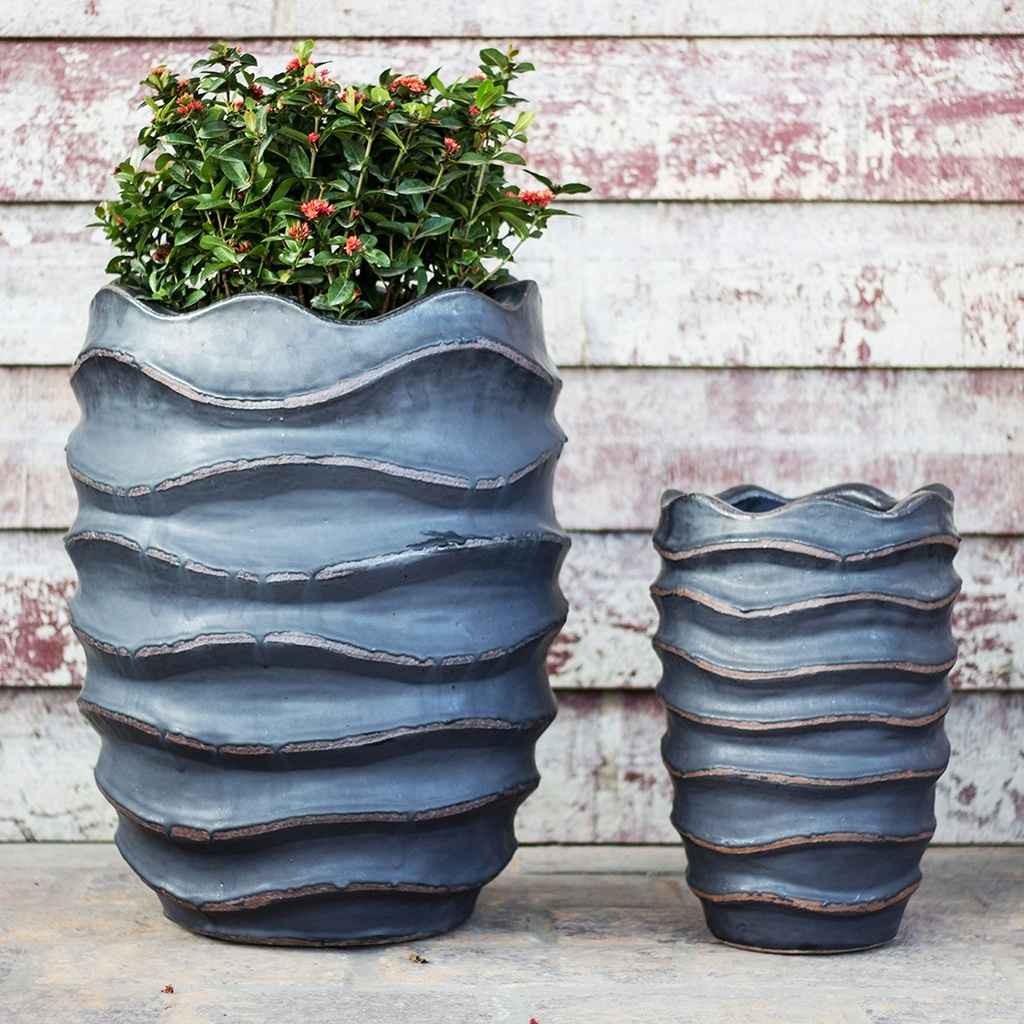 Wholesale Antique matte black ceramic planter with a distinctive wave-textured rim
